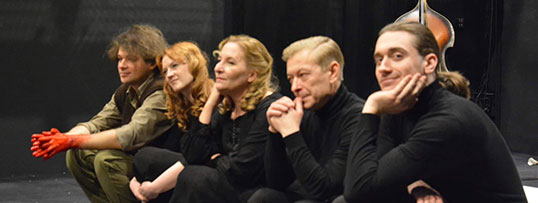 Aktorzy siedzą na scenie. Od lewej: Aleksander Maciejczyk, Paula Stępczyńska, Dorota Cempura, Dariusz Poelszak-Hass, Jakub Matwiejczyk